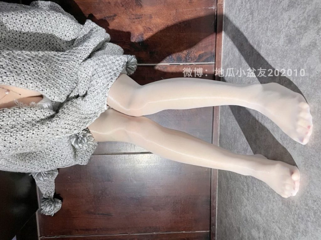 009-地瓜小盆友-灰毛衣白丝电玩[4M]插图1