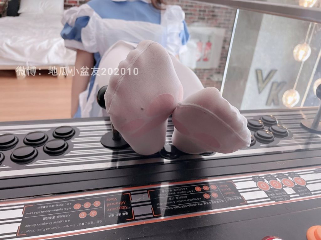 014-地瓜小盆友-蓝女仆装白丝足电玩[16M]插图2