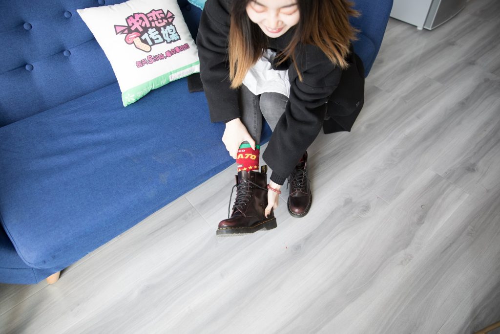 物恋传媒 No.139 溏心-马丁靴下的多彩棉袜 [211P/1V/3.82G]插图2