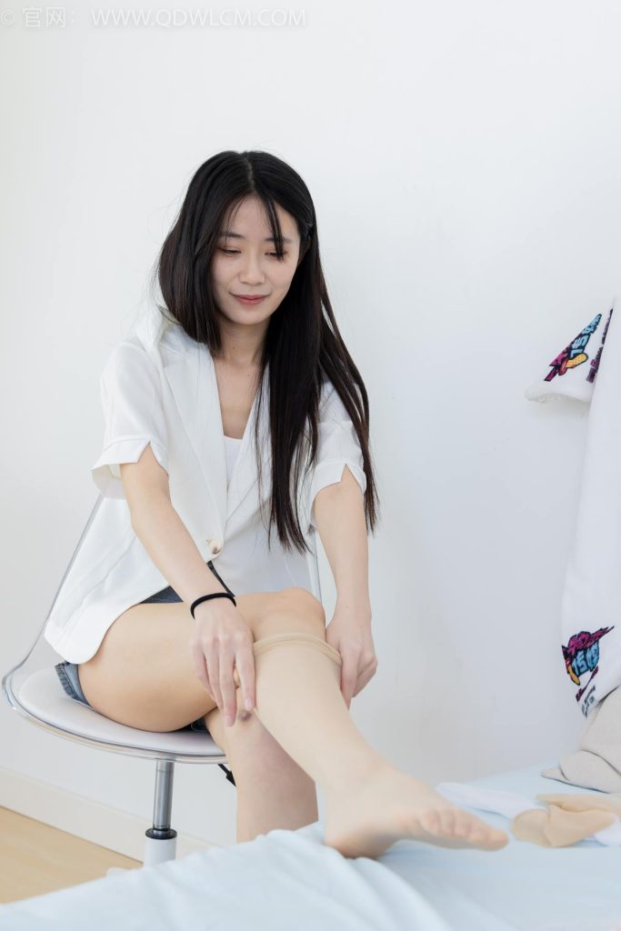 物恋传媒 NO.2376 菜菜-三双鞋子、过膝白丝、过膝肉丝、过膝黑丝[155P/1V/3.92GB]插图2