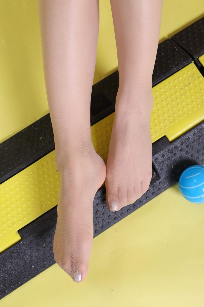 奈丝写真 NO.021：高高-黄橙色的运动系少女 [36P/118MB]插图1