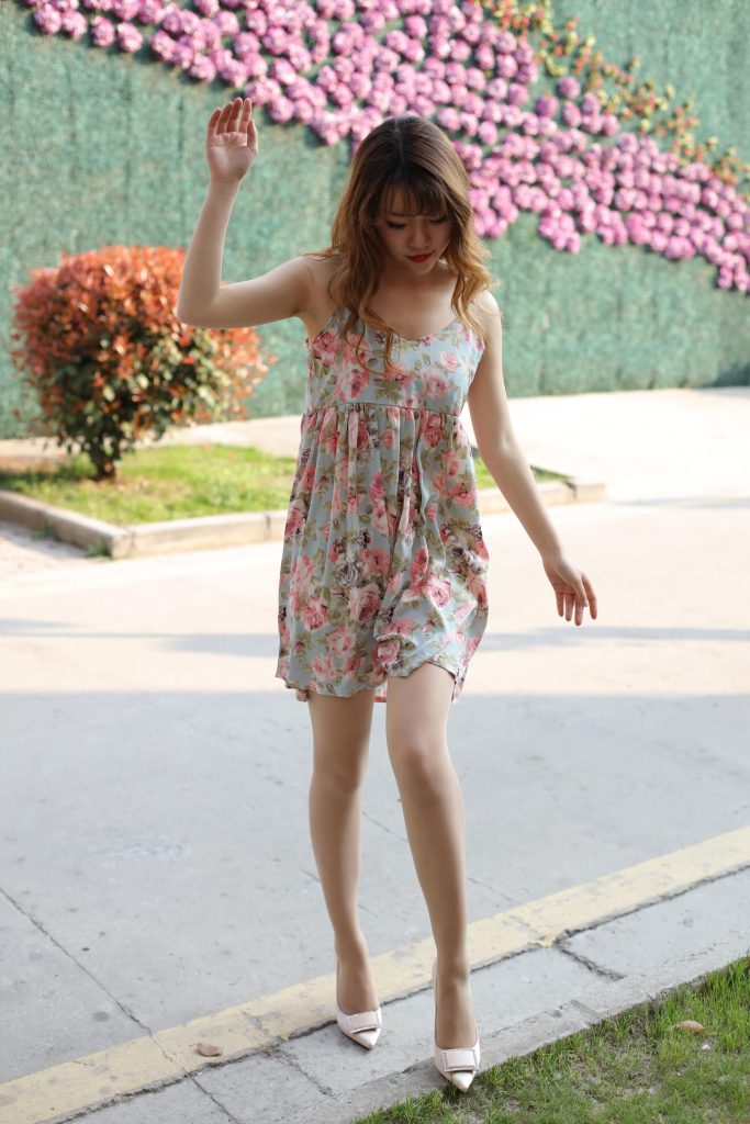 奈丝写真 NO.076：高高-花朵儿吊带碎花裙 [33P/415MB]插图1