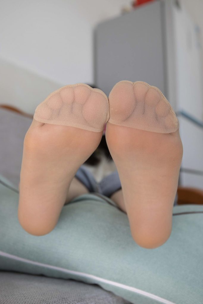 南国足艺 镁钕主播妮妮原味肉丝美脚佑或挑鞋玩鞋无意识秀脚 [133P/1V/2.03G]插图1