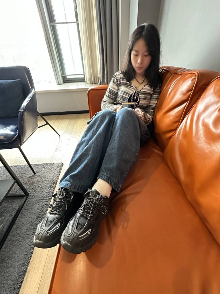 00后篮球馆收银小妹第二期牛仔裤白棉袜脚裸足 [358P/5V/5.92G]插图1