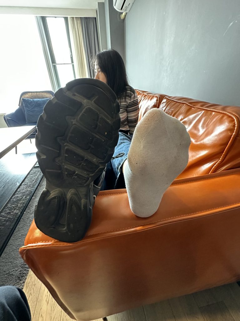 00后篮球馆收银小妹第二期牛仔裤白棉袜脚裸足 [358P/5V/5.92G]插图2