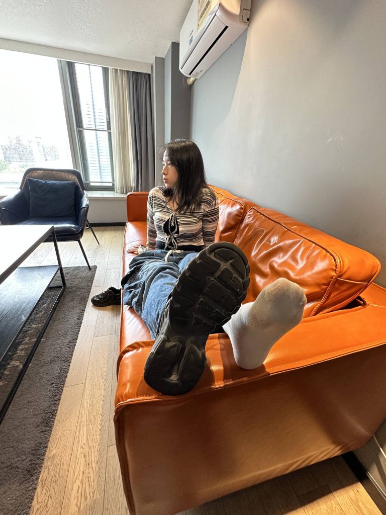 00后篮球馆收银小妹第二期牛仔裤白棉袜脚裸足 [358P/5V/5.92G]插图3