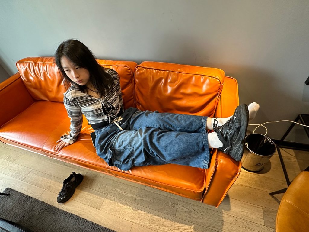 00后篮球馆收银小妹第二期牛仔裤白棉袜脚裸足 [358P/5V/5.92G]插图4