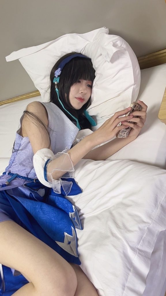 超美coser妮露小解解玉足把玩直拍+tk[35P/1V/1.16G]插图3