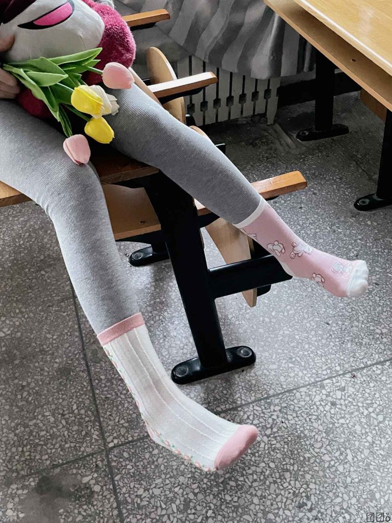 大学教室拍照 白棉袜 兔子袜子 五指袜 瑜伽裤 裸足[136P/164M]插图1