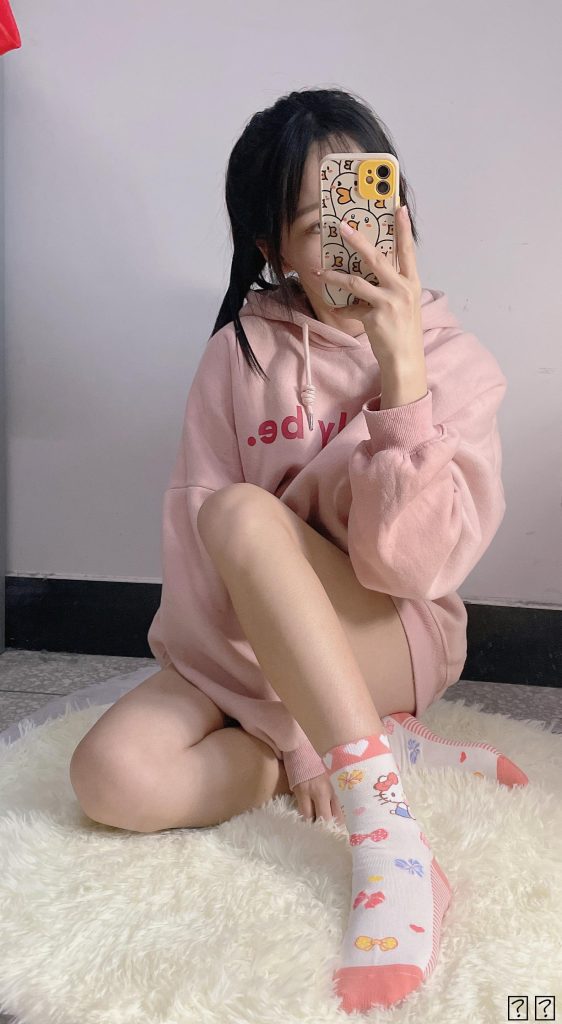 大学生镁足（第四期），可爱妹字裸足，粉色袜子，宿舍自拍。[100P/65M]插图2