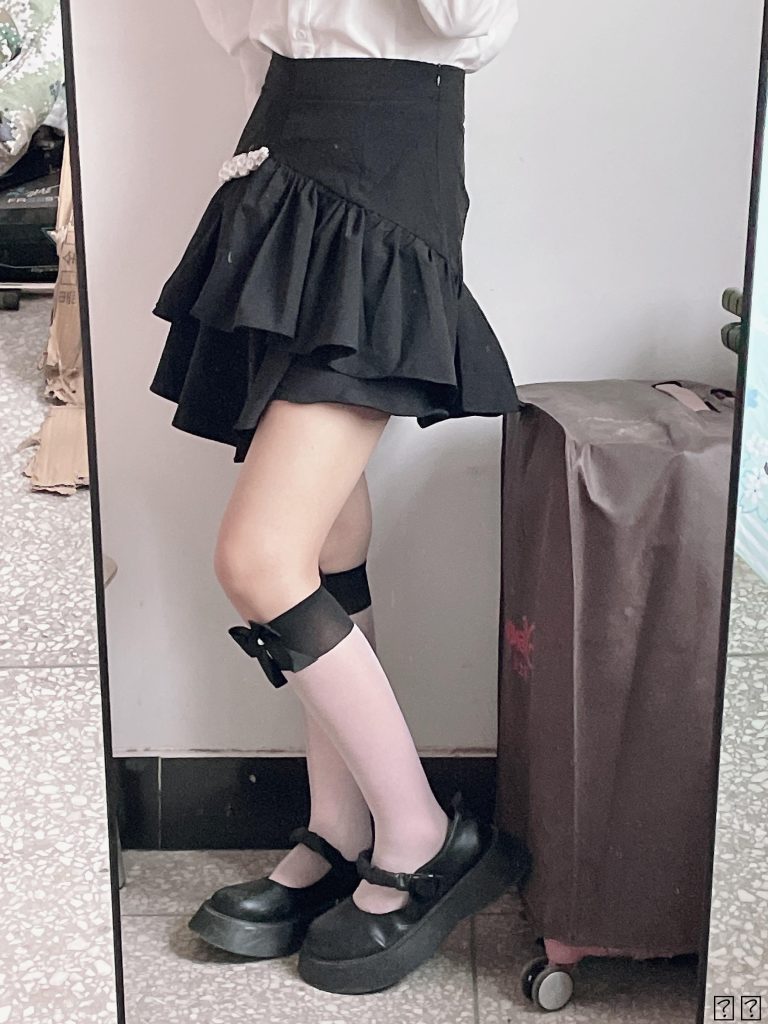 大学生镁足（第四期），可爱妹字裸足，粉色袜子，宿舍自拍。[100P/65M]插图4