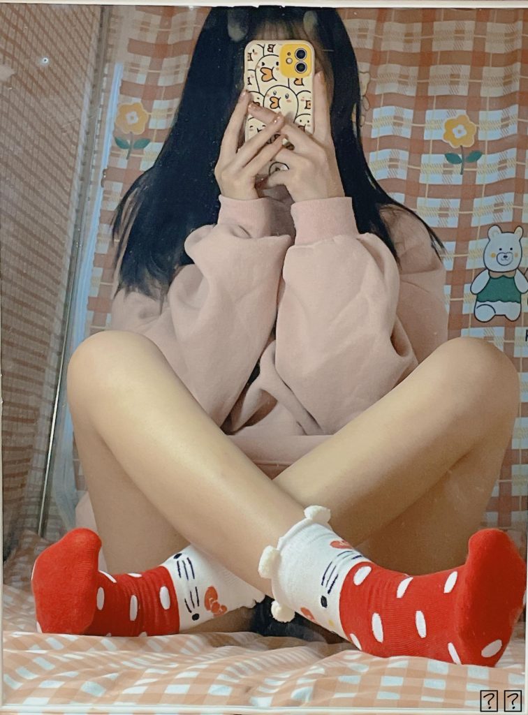 大学生镁足（宿舍第五期）,可爱妹子裸足，棉白袜 [100P/68M]插图2