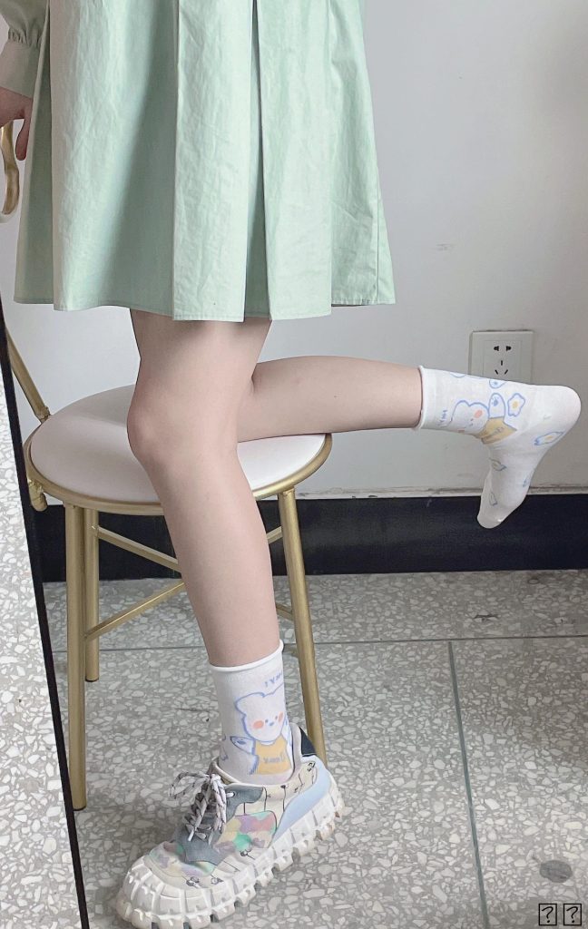 大学生镁足（宿舍第五期）,可爱妹子裸足，棉白袜 [100P/68M]插图5