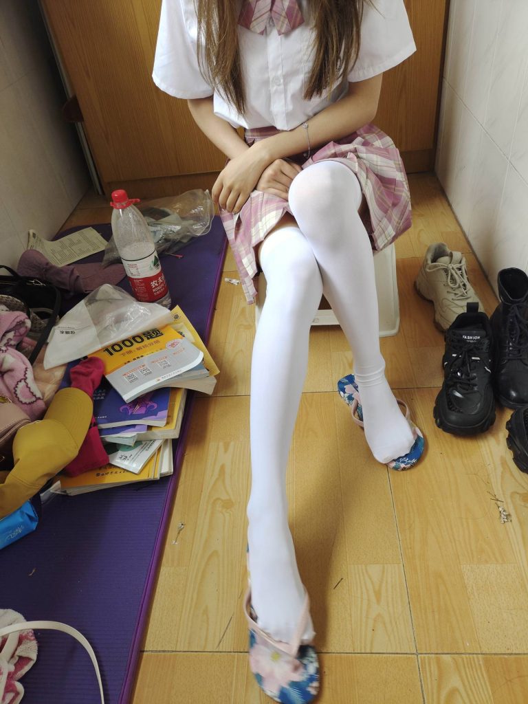 定制JK白丝裸足还有一只咸猪手[117P/1V/1.02G]插图1