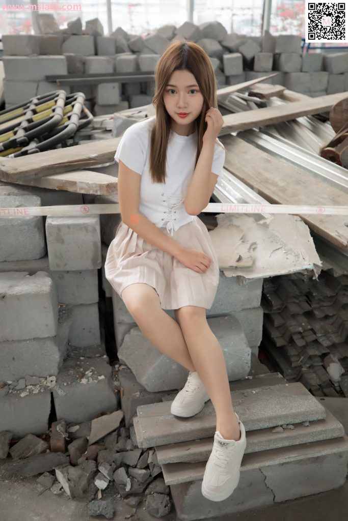 [MSLASS梦丝女神] 2019-08-29 小除夕 废墟的小白鞋 [54P/165MB]插图2