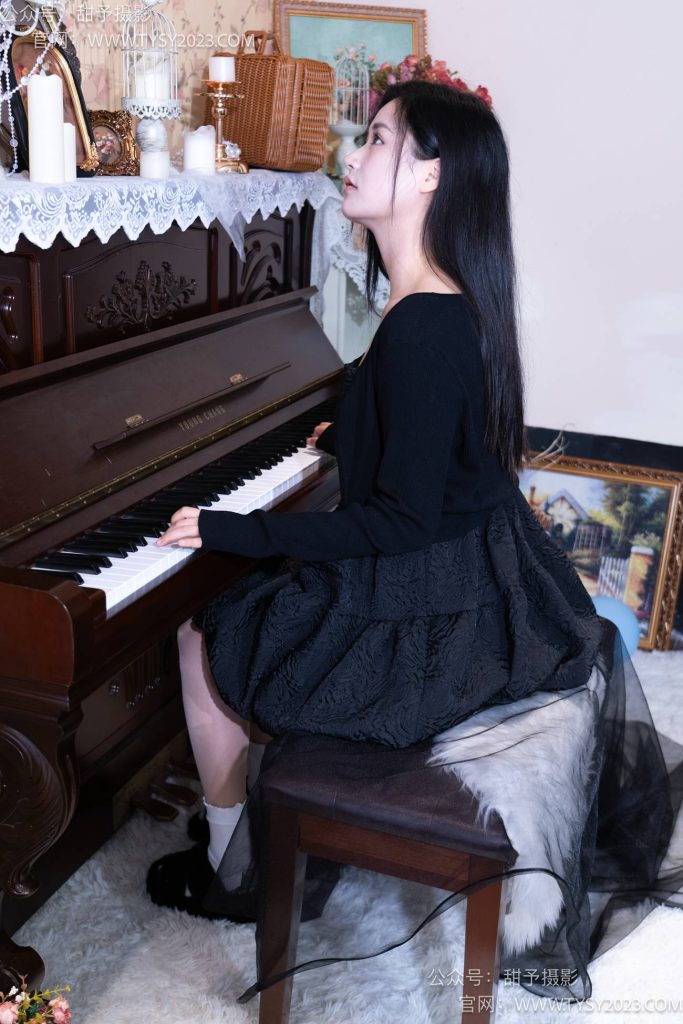 甜予摄影 002澜澜-拖鞋、白棉袜、肉丝（脚尖加固款）[131P/2V/13.46GB]插图1