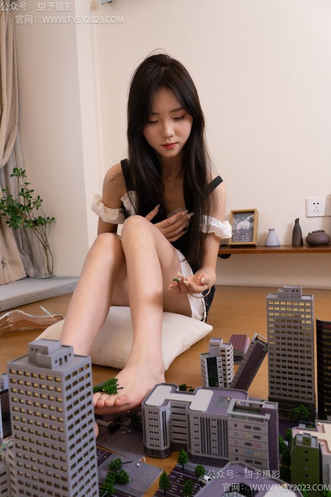 甜予摄影022期：璇璇 肉丝（脚尖加固款）、裸足、透明高跟 进入小人国剧情 [151P/2V/11.8G]插图3