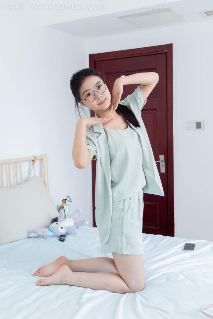 物恋传媒 NO.2384 芋头-三双高跟鞋、薄肉丝、裸足[140P/1V/5.54GB]插图3