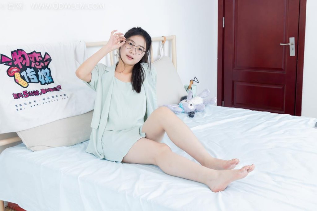 物恋传媒 NO.2384 芋头-三双高跟鞋、薄肉丝、裸足[140P/1V/5.54GB]插图2