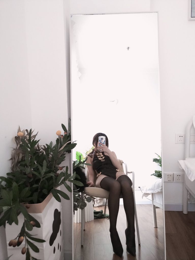 白嫩美少女鬼畜瑶 018 黑色短款旗袍 [35P/1V/131MB]插图1