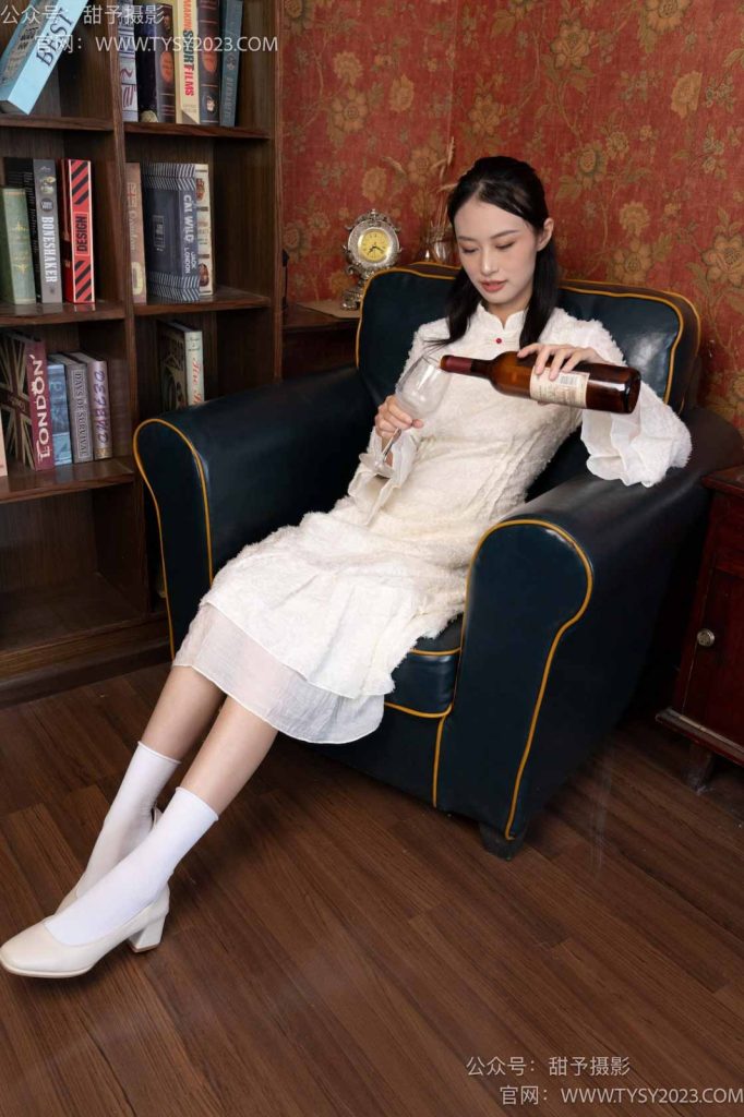甜予摄影 NO.029 肉肉-高跟鞋、白棉袜、裸足[127P/2V/10.07GB]插图3