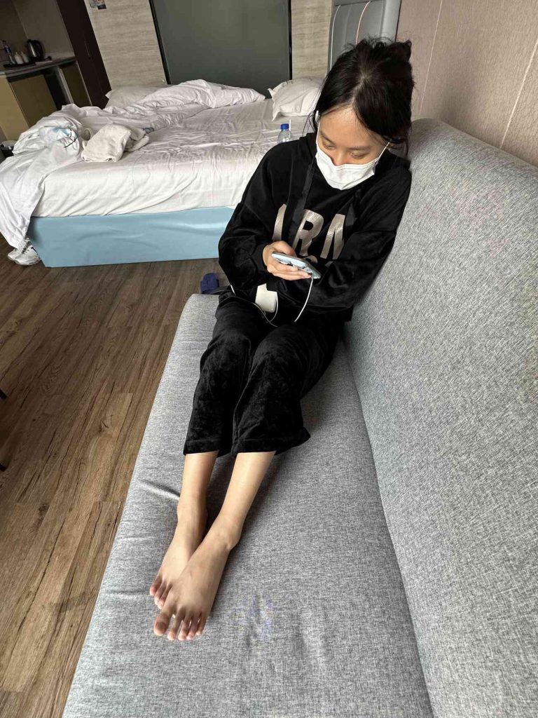 林同学 20230223 白鞋白棉袜裸足超美的脚 [600P/9V/5.35G]插图2