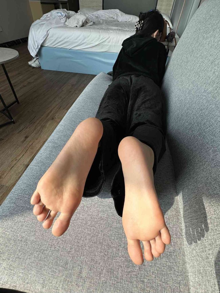 林同学 20230223 白鞋白棉袜裸足超美的脚 [600P/9V/5.35G]插图3