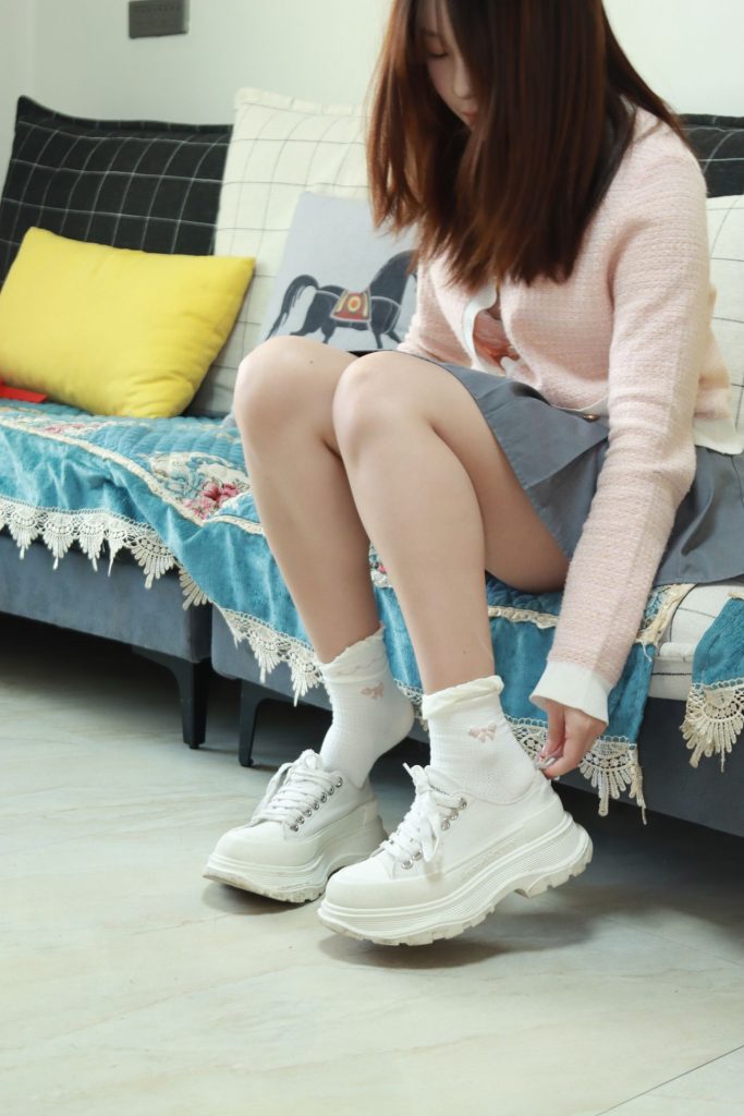 蕊蕊第1-1期 JK装小白鞋白棉袜脚裸足人像虚化版 [50P/3V/1GB]插图2