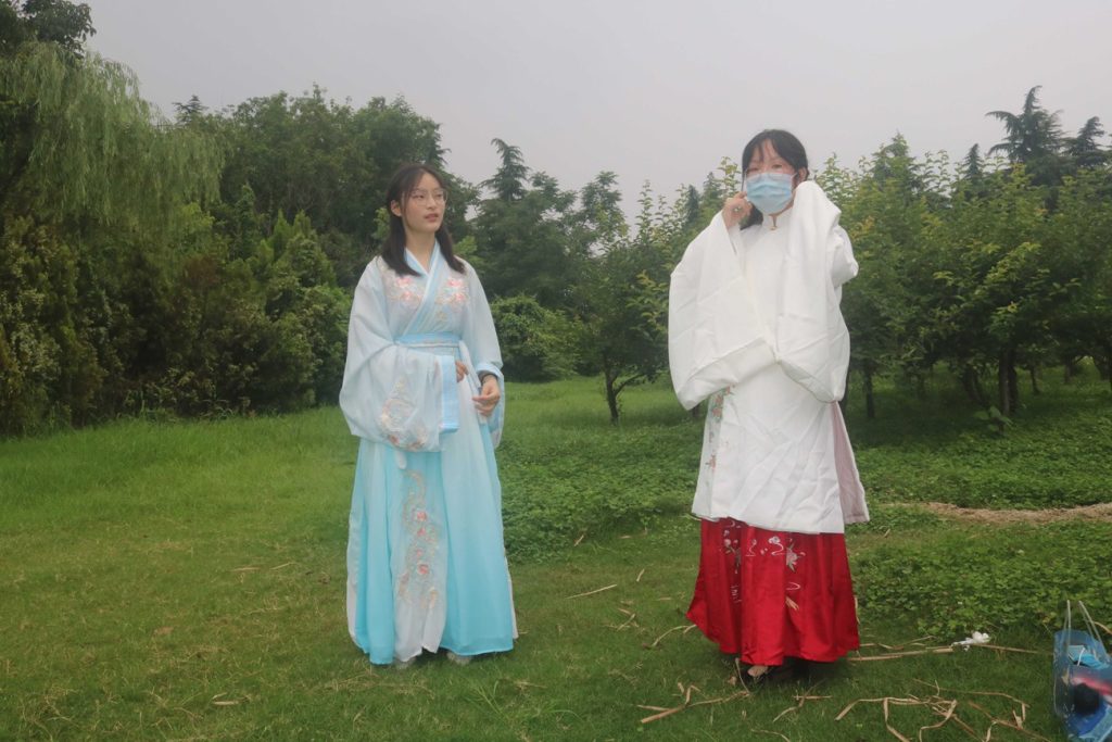 眼睛小姐姐汉服草地拍脚 [263P/190M]-资源交易论坛-无料论坛-无料摄影圈