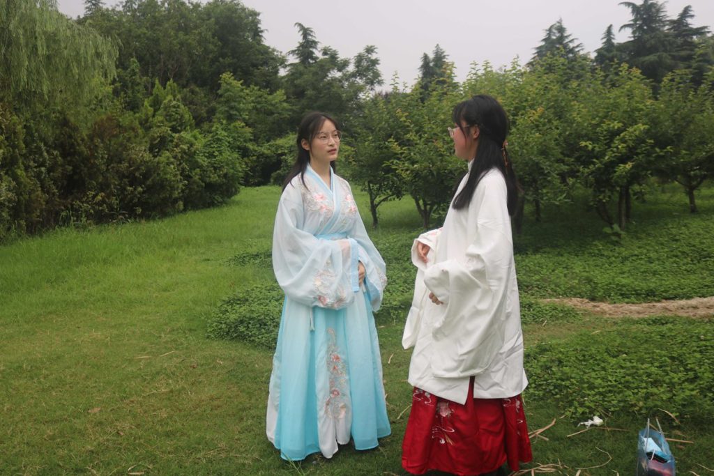 眼睛小姐姐汉服草地拍脚 [263P/190M]插图1