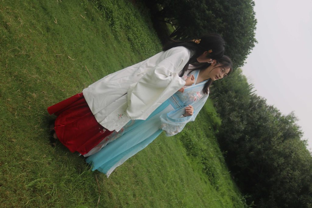 眼睛小姐姐汉服草地拍脚 [263P/190M]插图2