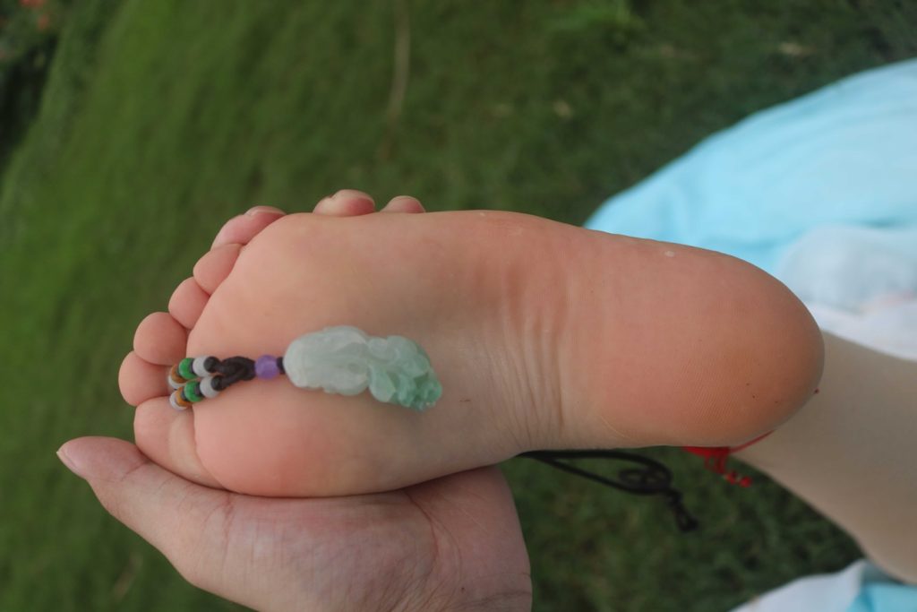 眼睛小姐姐汉服草地拍脚 [263P/190M]插图3