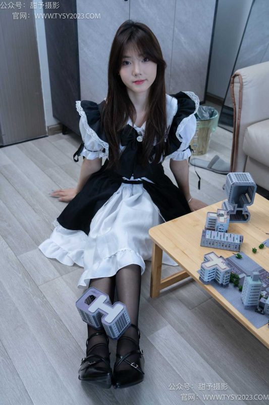 甜予摄影 NO.056 璇璇-高跟鞋、黑丝（脚尖加固款）、白丝（脚尖加固款，白丝仅图片和剧情版视频包含）、裸足、小人国剧情 [192P/2V/13.87GB]插图1