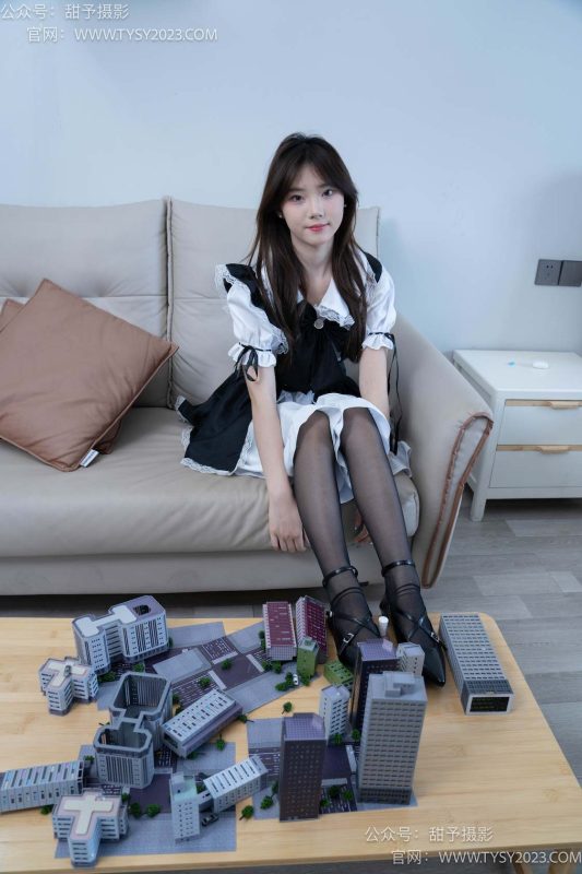 甜予摄影 NO.056 璇璇-高跟鞋、黑丝（脚尖加固款）、白丝（脚尖加固款，白丝仅图片和剧情版视频包含）、裸足、小人国剧情 [192P/2V/13.87GB]插图3