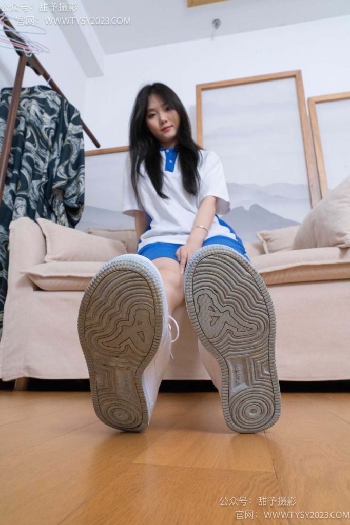 甜予摄影 NO.080 璇璇-校服、板鞋、裸足、光脚踩小西红柿葡萄的剧情[134P/2V/11.74GB]插图2