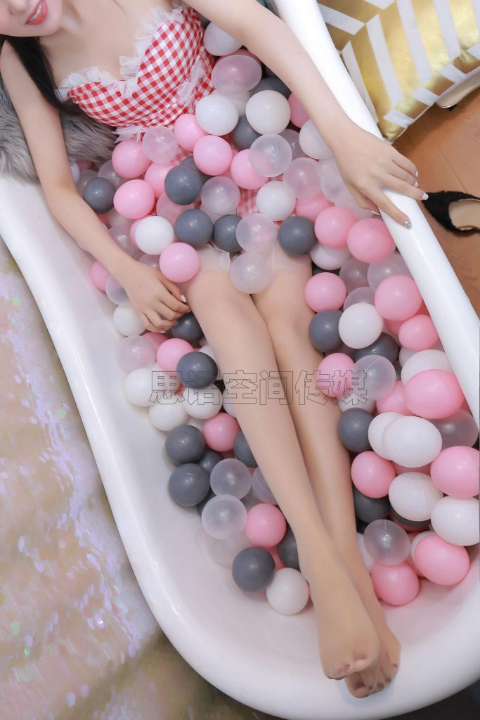 [SiHua思话] SH176 筱蝶 波波球上的美腿少女 [50P/94MB]插图2