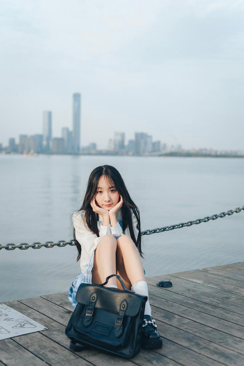职业模特真的普遍“早熟”吗?揭秘时尚圈模特的成长加速度