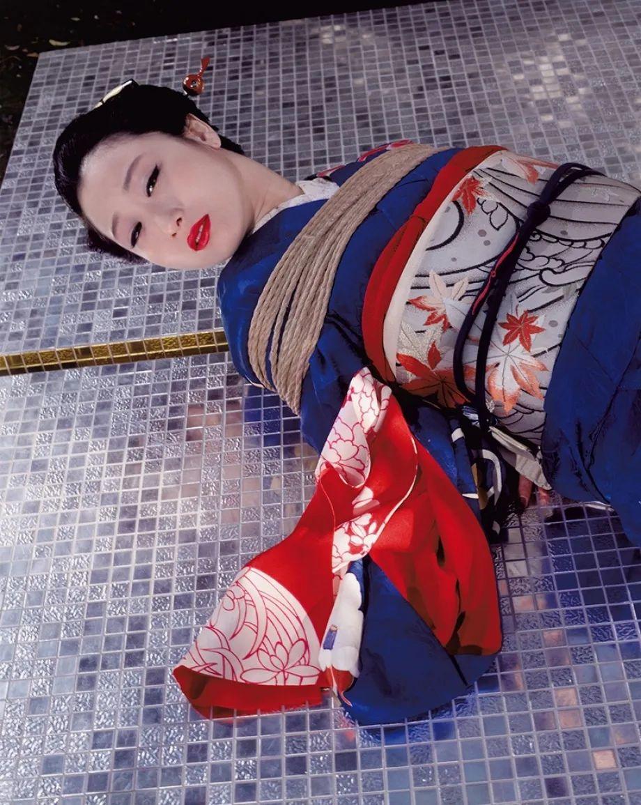 从少女到妻子再到母亲:日本私房摄影3大视角,揭开被凝视的秘密插图12 从少女到妻子再到母亲:日本私房摄影3大视角,揭开被凝视的秘密插图12