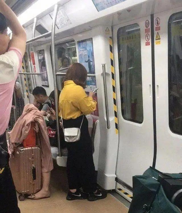 26张“脑洞大开”的错觉照:没有PS,却比魔术还离谱插图3 26张“脑洞大开”的错觉照:没有PS,却比魔术还离谱插图3