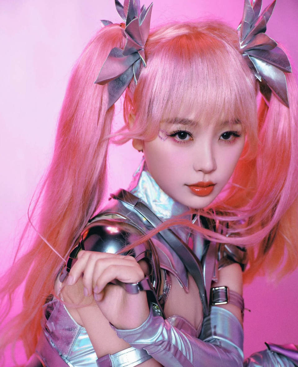 虞书欣COS孙尚香,身穿银色紧身衣,头戴红色双马尾,造型很炫酷插图3 虞书欣COS孙尚香,身穿银色紧身衣,头戴红色双马尾,造型很炫酷插图3