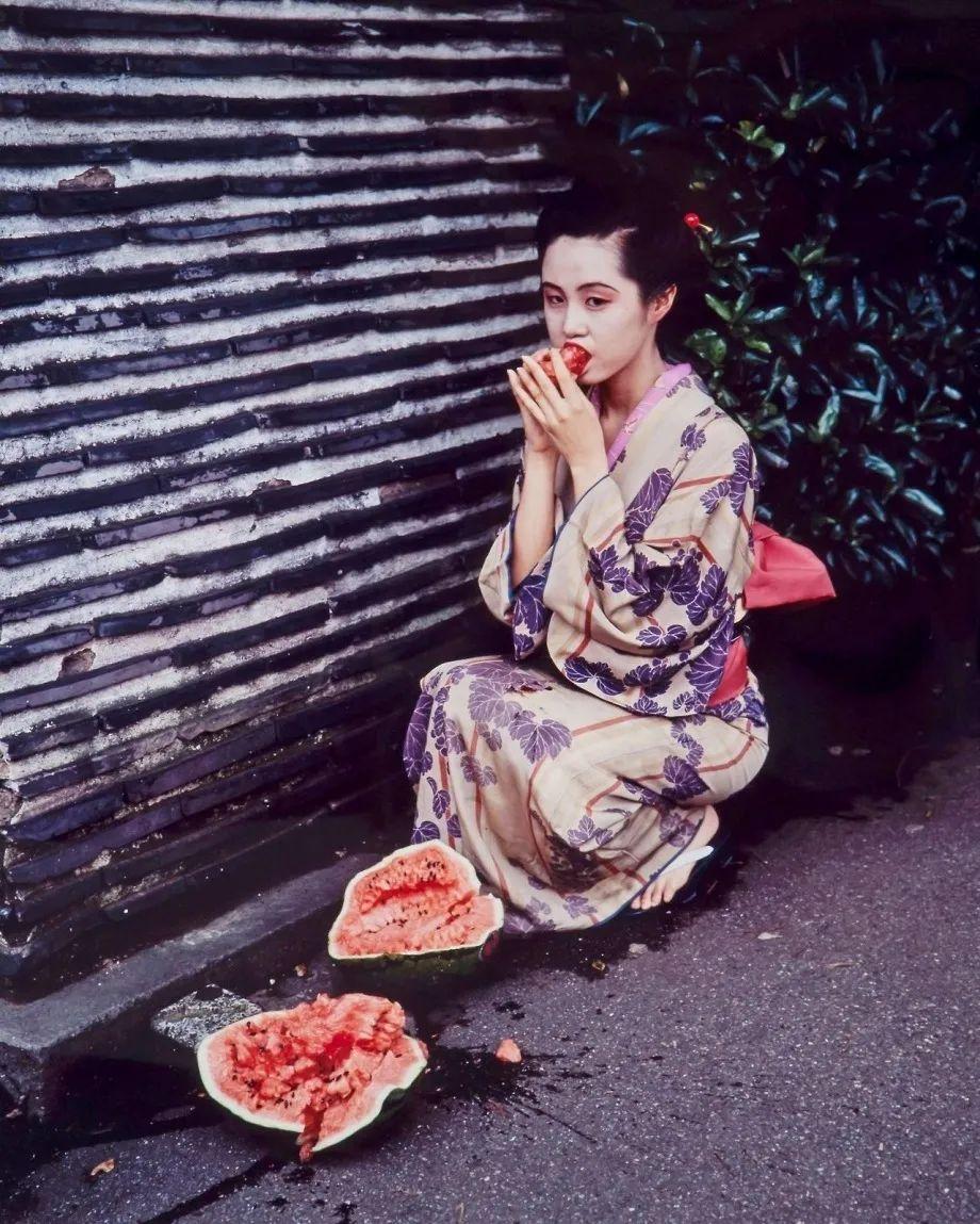 从少女到妻子再到母亲:日本私房摄影3大视角,揭开被凝视的秘密插图15 从少女到妻子再到母亲:日本私房摄影3大视角,揭开被凝视的秘密插图15