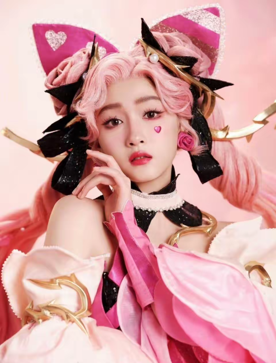 虞书欣COS孙尚香，身穿银色紧身衣，头戴红色双马尾，造型很炫酷-无料摄影圈