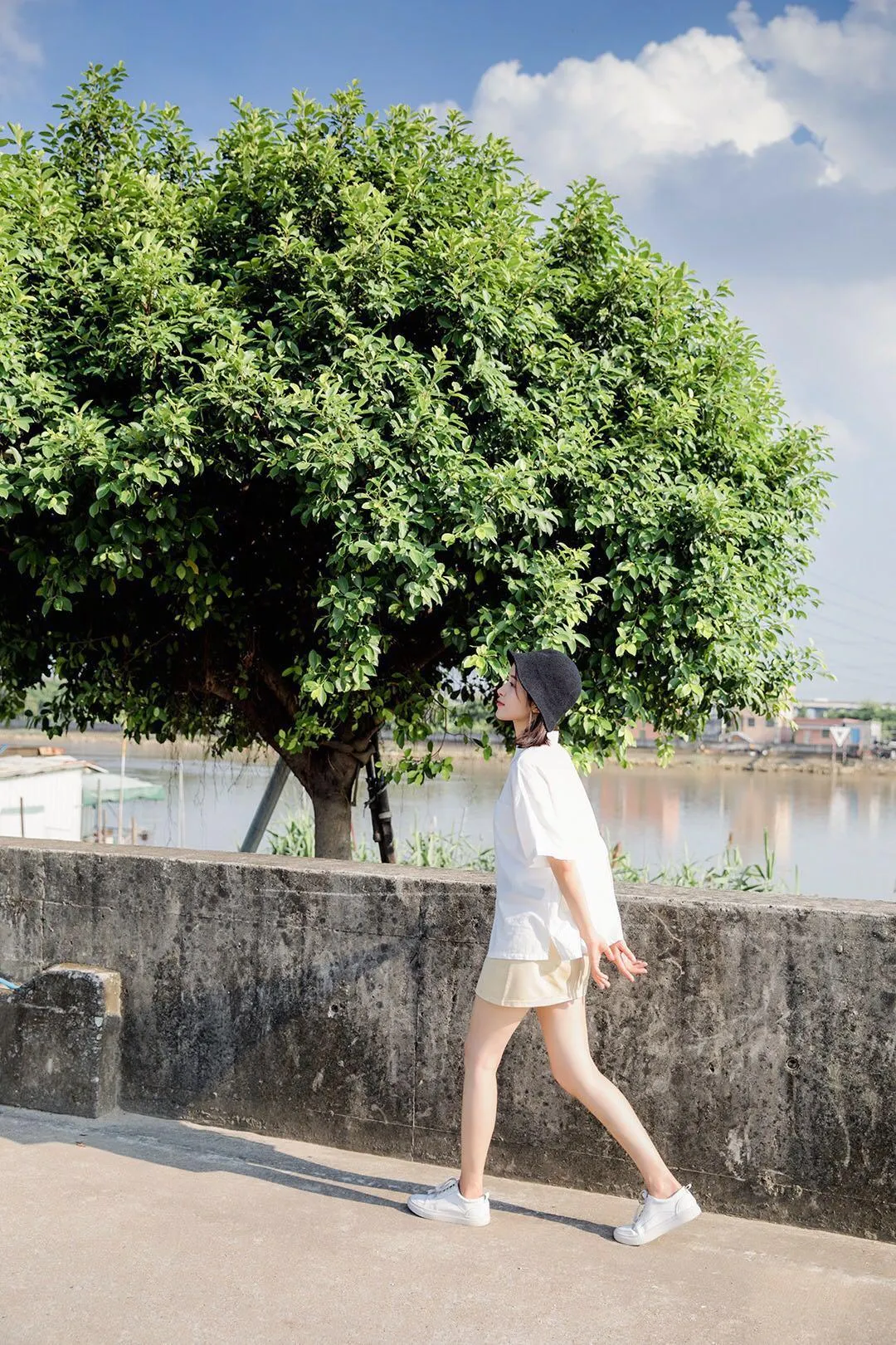 女生拍摄户外人像照，这7个姿势学起来，拍照显自然显好看插图1