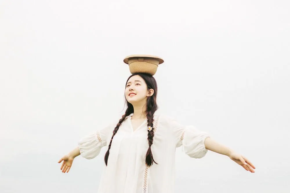 女生拍照，不妨跟着赵露思学些拍照姿势，随手一拍也好看插图8