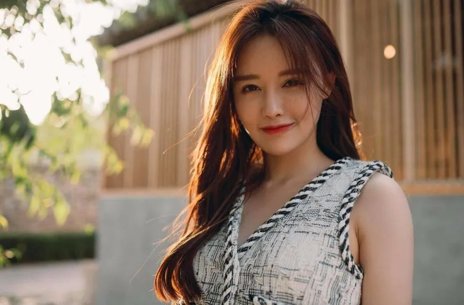 中年女士拍照，这9个姿势值得学习，好看、自然、有气质插图10