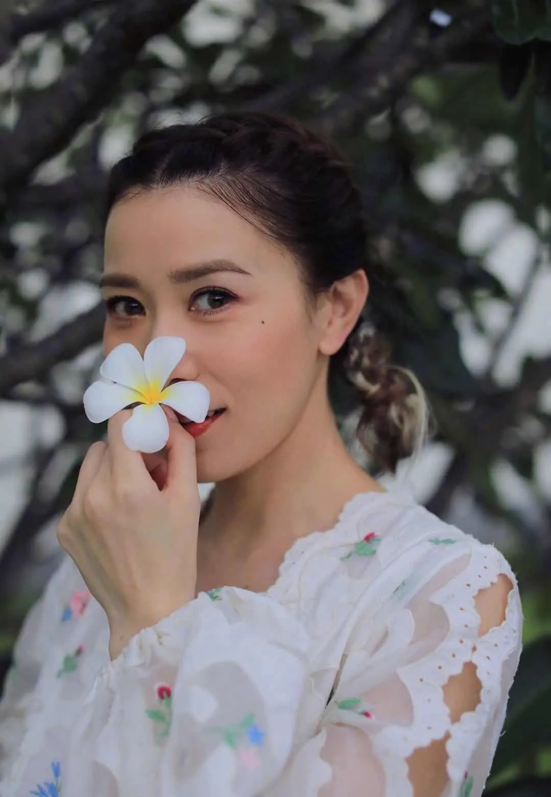 女人到中年拍照姿势怎么摆?8个姿势值得学,让你大方优雅有气质插图7 女人到中年拍照姿势怎么摆?8个姿势值得学,让你大方优雅有气质插图7