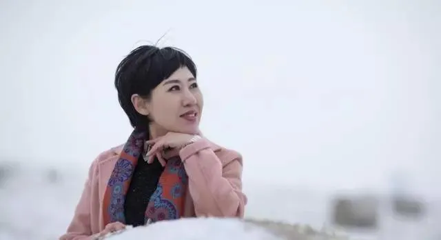 50岁的女人拍照必学的姿势，简约不做作，拍照漂亮有气质插图3