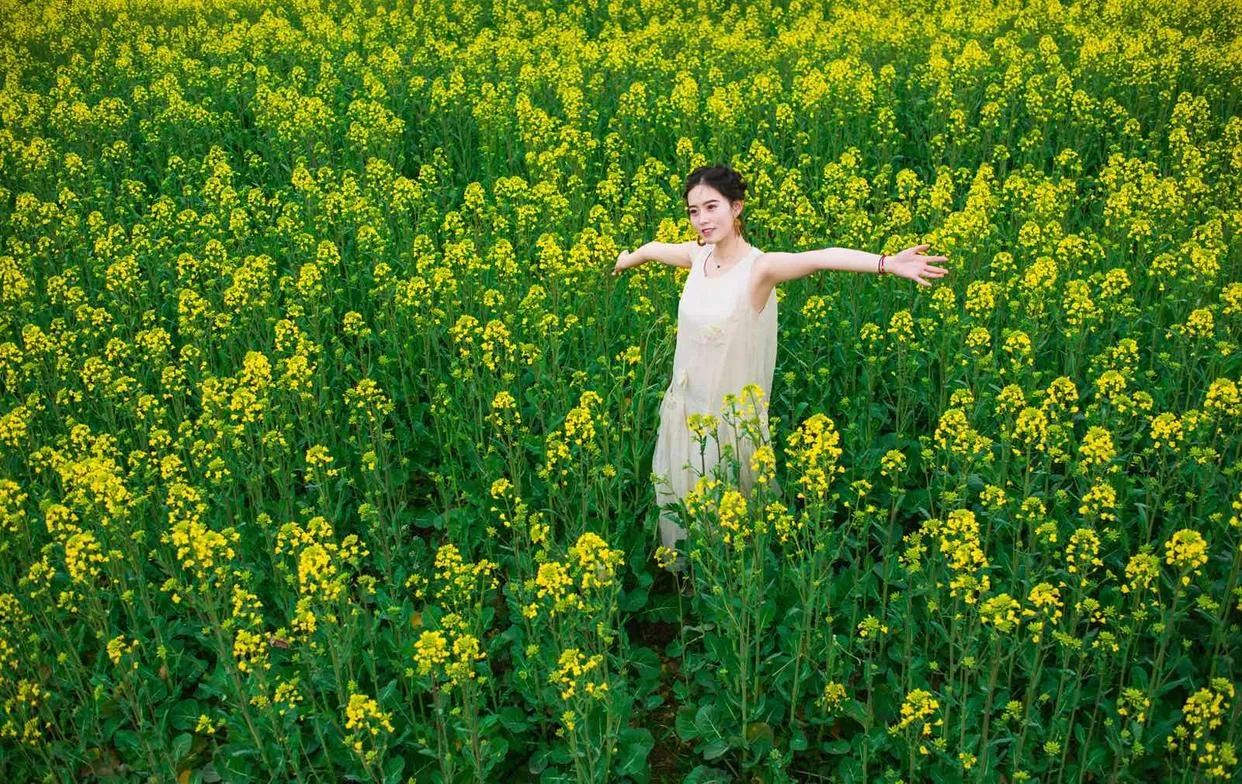 女生花海人像摄影姿势分享，姿势都很简约不做作，拍照花美仁也美插图6