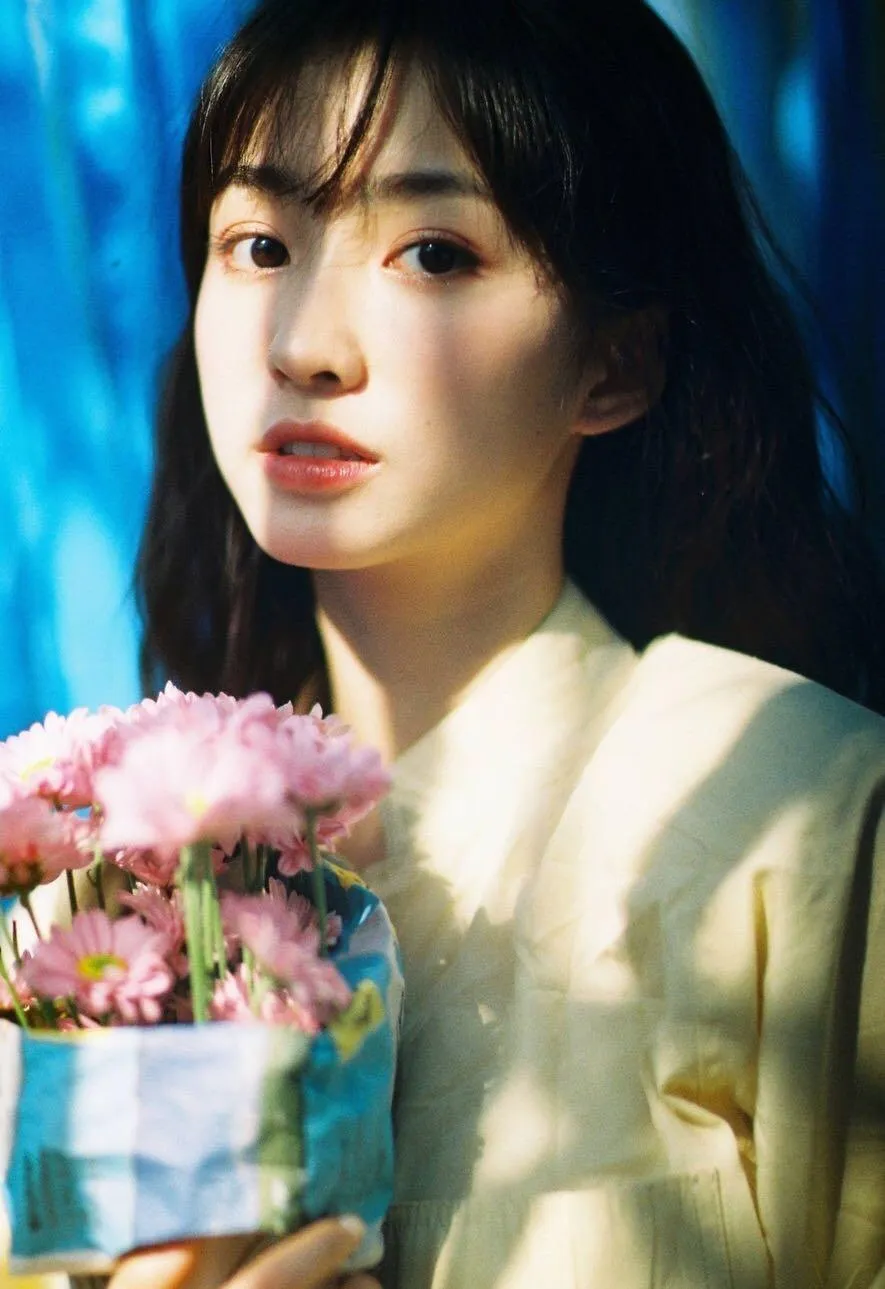 刚开始学拍照的女生，这7个姿势多尝试，拒绝拍照镜头尴尬症插图4