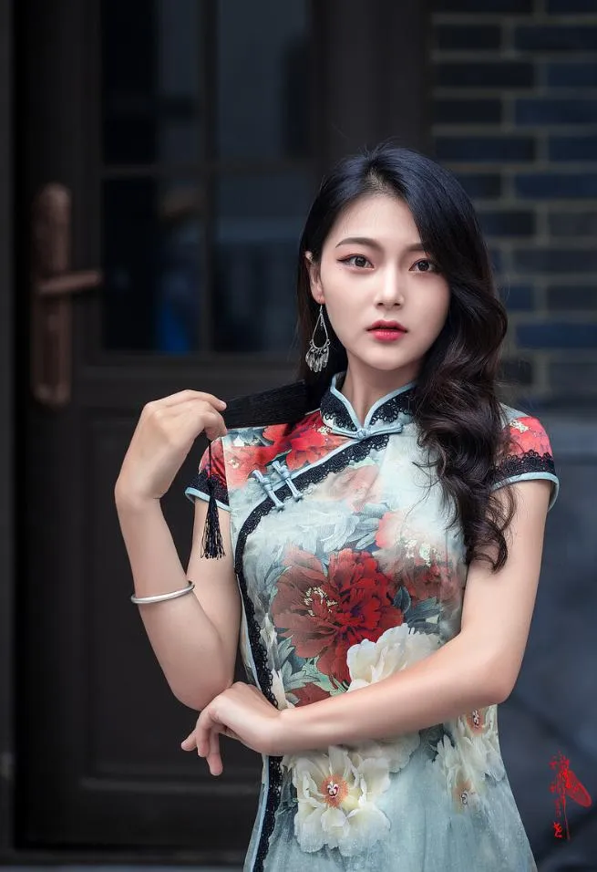 中年女士拍照，这9个姿势值得学习，好看、自然、有气质插图1